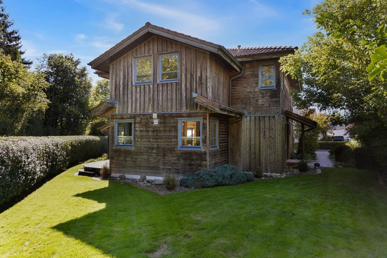 Zedernholzhaus mit Sauna, Werkstatt und Garten: viel Platz zum Wohnen, Arbeiten und Entspannen – Außenansicht Ost