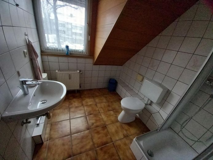 Helles Appartment, ca. 43m², große Fensterfront, 1.OG – Badezimmer