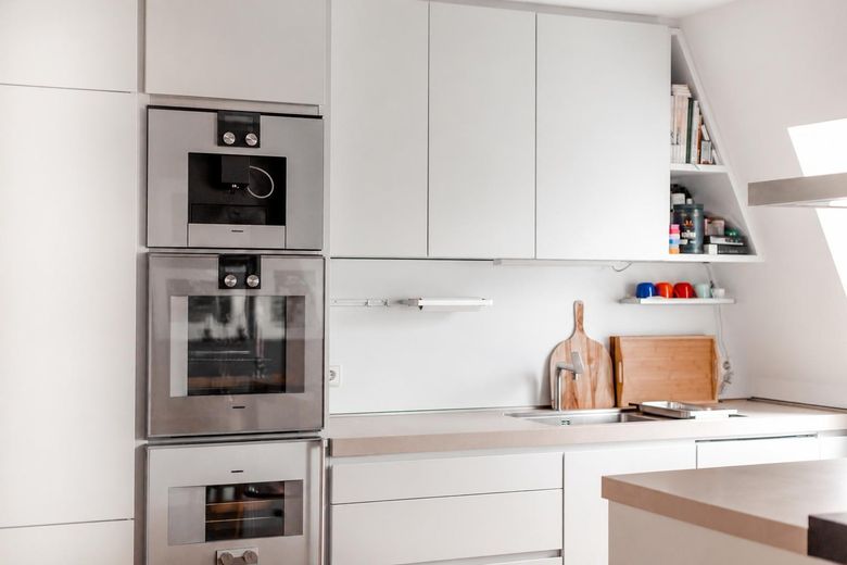 Wannsee'de geniş çatı terası, şömine ve Bulthaup mutfaklı, bol ışık alan çatı katı dairesi – Bulthaup & Gaggenau - Küche