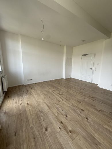 Exklusive 1-Zimmer-Wohnung mit Einbauküche und Balkon – Zimmer