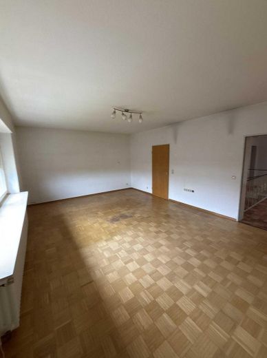 Bezahlbar wohnen: Renovierungsbedürftiges Haus im Erbbaurecht mit Potenzial – EG - Wohnzimmer