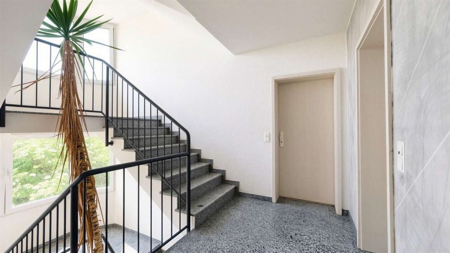 Wohnen mit Weitblick: 3 Zimmer, Balkon, 2 Stellplätze &amp; Blick ins Grüne – Treppenhaus