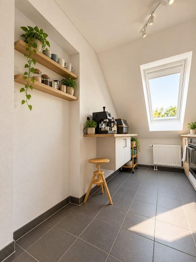 Bellissimo appartamento mansardato di 3 locali con balcone esposto a sud nella Südstadt – Cercasi subentrante dal 01.12. – Küche 