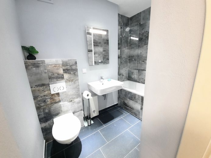 Modernes 1-Zimmer-Apartment mit Einbauküche | Top Lage – Badezimmer