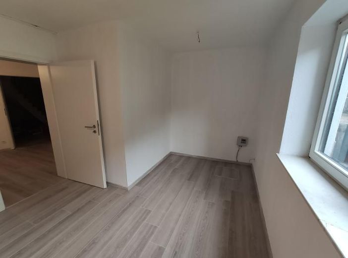 2 Zi. Souterrain Wohnung mit Terrasse und Garten (optional) – Küche Bild 2