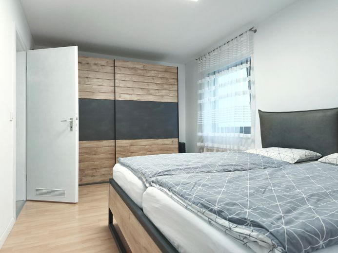 Appartamento curato di 2 locali con cucina componibile e posto auto in garage sotterraneo, arredato – Schlafzimmer