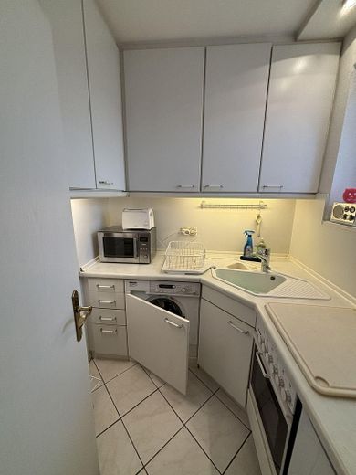 2-Zimmer Wohnung mit Balkon und Stellplatz – Küche mit Waschm.