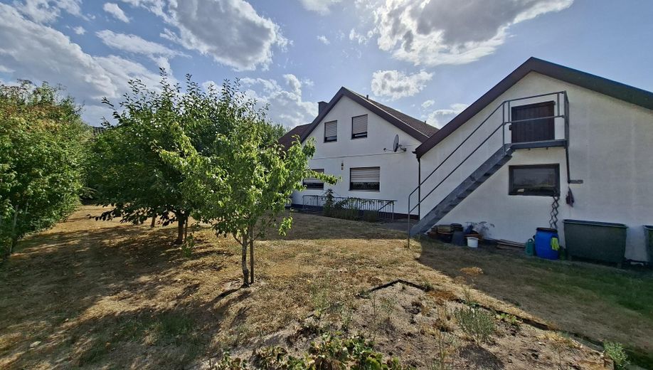 Sehr gepflegtes Zweifamilienwohnhaus in ruhige Wohnlage mit großem, sonnigem Gartengrundstück – Gartengrundstück