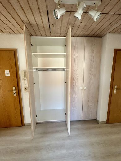 Provisionsfrei: 2-Zimmer-Wohnung DG mit Balkon in betreuter Wohnanlage – Einbauschränke Flur