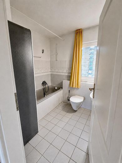Provisionsfrei: Reihenhaus mit Garten in begehrter Wakenitznähe – Badezimmer