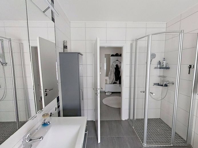 Große 3-Zimmer-Wohnung mit BALKON und EBK in ruhiger Wohnlage – Ansicht II: Bad