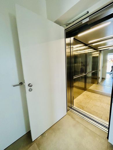 Exclusives Penthouse mit 90 qm Dachterrasse und Bergblick – Aufzug in die Wohnung