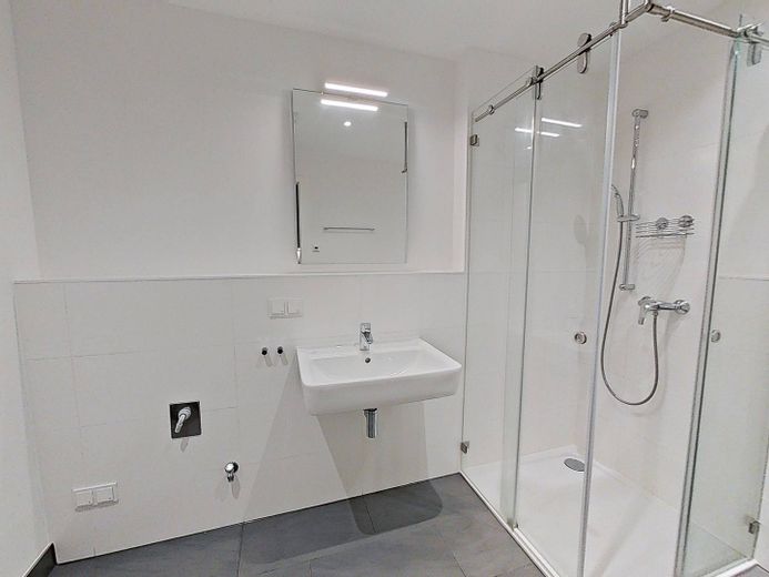 Moderno appartamento con 2 locali, cucina componibile e balcone a Schönefeld! – Muster II: Badezimmer