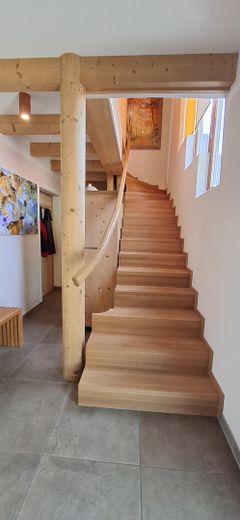 Arrivare. Respirare. Sentirsi a casa. Casa d'architetto in costruzione ecologica in legno – EG Treppe in OG