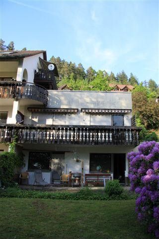 6,7%+ Rendite | Mehrfamilienhaus (9 Eigentumswohnungen) | Burgpanorama in Bad Liebenzell – Rückseite des Hauses - rechts