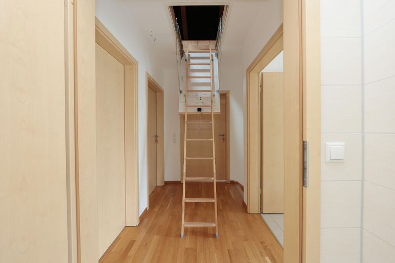 Flur mit Treppe zum Dachboden