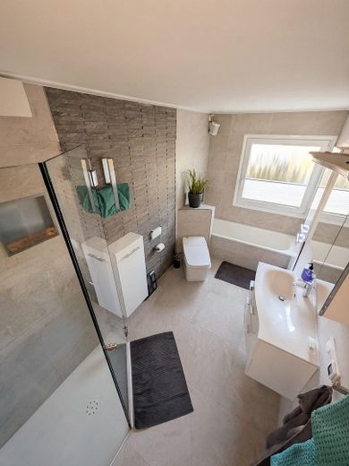 Bungalow mit mitoyenneté rénové sur le plan énergétique (A+) avec patio-jardin privé et vue dégagée sur la verdure – Bad