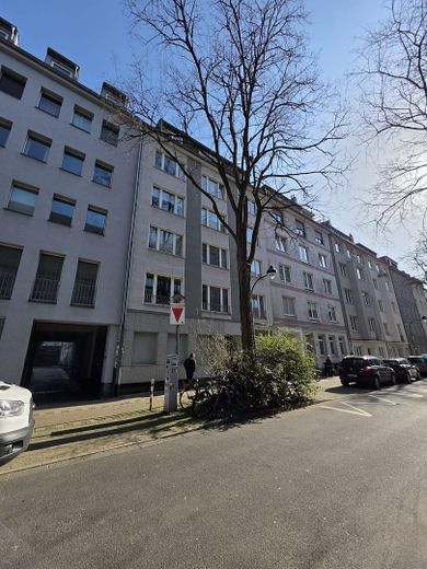 „The Flow-Hub“ – Industrielle Eleganz für kreative Köpfe – Straßenansicht