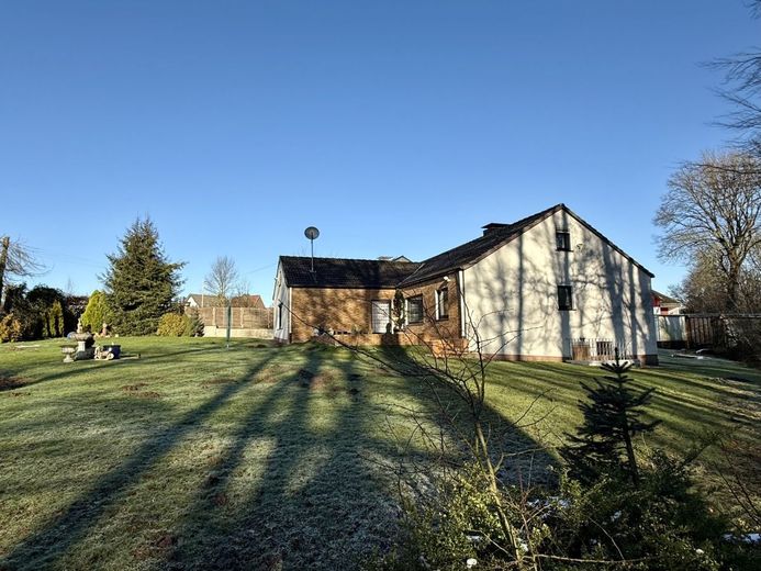 Fröndenberg-Ardey: Freistehendes Wohnhaus mit Gartenoase am Ende einer Sackgasse! – Ansicht Wohnhaus und Garten