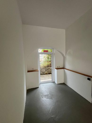 Local comercial con encanto en un edificio antiguo de ensueño, con una bonita terraza y escaparate – Foto 12