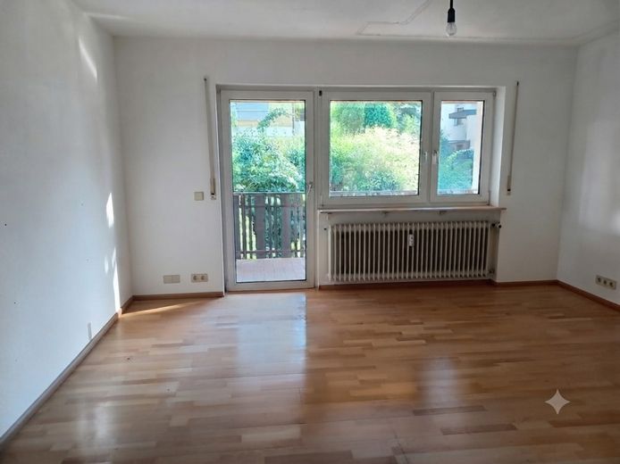 Przestronne, świeżo wyremontowane mieszkanie 3,5-pokojowe o powierzchni 115 m², z dużym balkonem, garażem i miejscem parkingowym – Schlafzimmer gestrichen KI