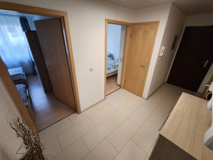Gemütliche 3,5 Zimmerwohnung – Flur Blick zu den Schlafräumen