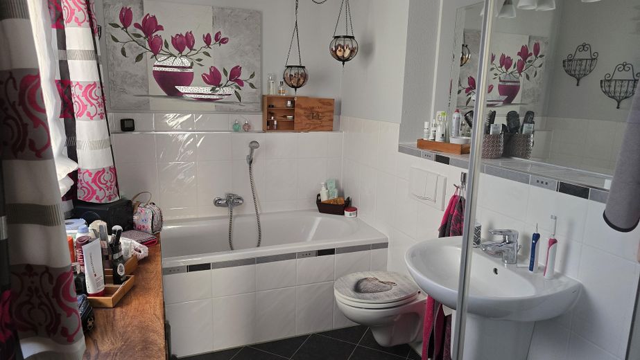Hochwertige Doppelhaushälfte mit Effizienzklasse A, Glasfaser 300/100, Komfort & perfekter Lage – Bad mit Dusche und Wanne