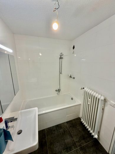 Vollständig frisch renovierte 4-Zimmer-Wohnung mit Balkon und neuer Einbauküche – Bad