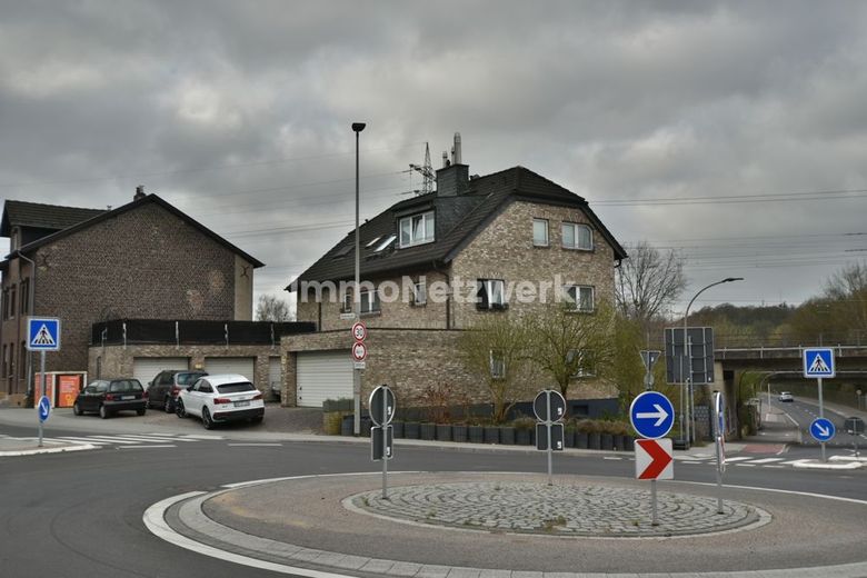 NEU***junges 3-Familienhaus mit 4 Garagen &amp; 1 Stellplatz in Herzogenrath***NEU – Aussenansicht