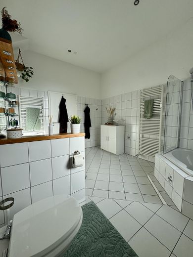 Maisonette de estilo antiguo inundada de luz, con chimenea, aire acondicionado y un ambiente residencial tranquilo – Badezimmer unten