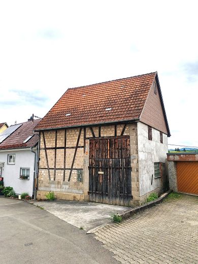 Bien immobilier exceptionnel avec potentiel : grange massive en zone résidentielle avec sous-sol – Scheune Ausenansicht