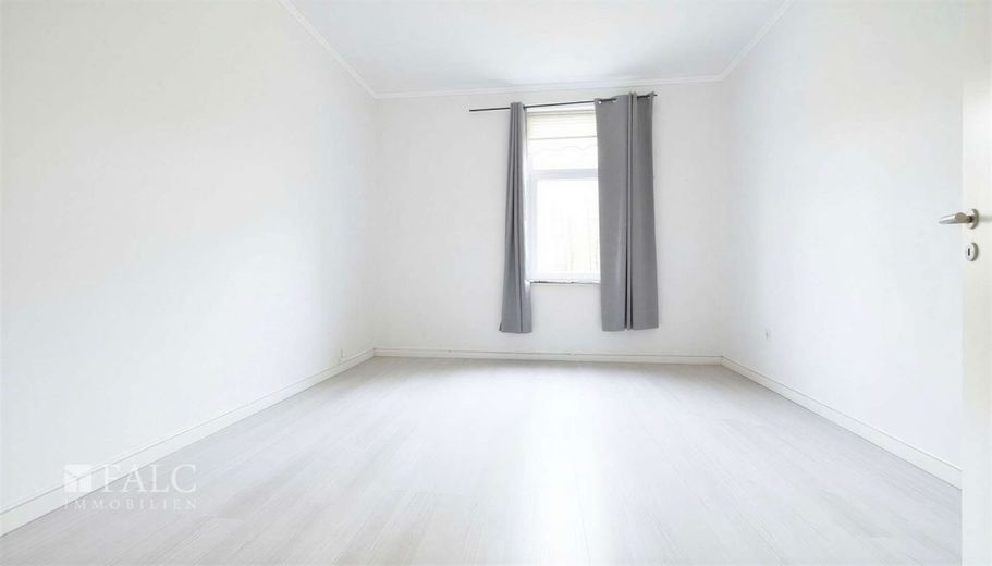 Renditeobjekt Marxloh - MFH mit 912 m² Wfl., sanierungsbedürftig – Wohnzimmer 2OG - (KI generiert)
