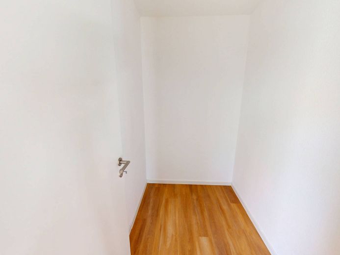 Modern wooncomfort: Lichtovergoten nieuwbouwappartement met 3 kamers, BALKON en INBOUWKKEUKEN – Abstellraum