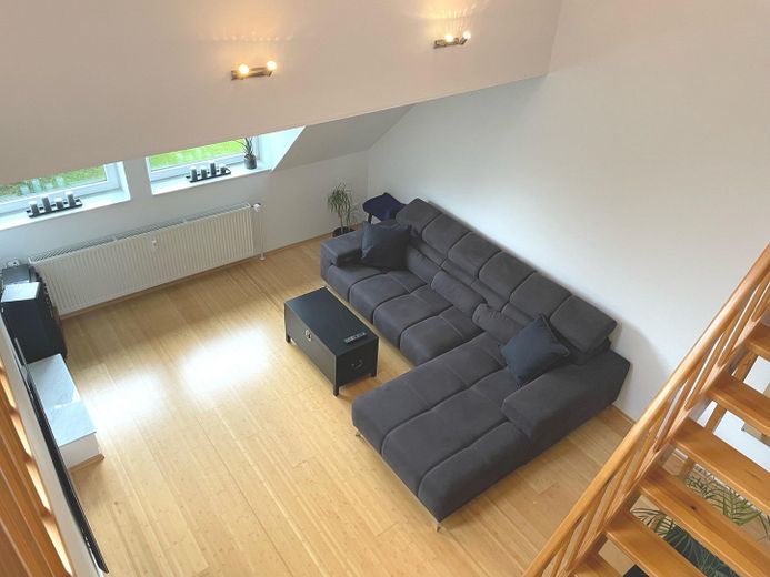 Helle voll möblierte Maisonette-Wohnung auf 2 Ebenen in ruhiger Lage in Hamburg-Eidelstedt – Wohnzimmer von der Galerie aus