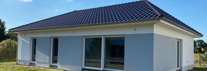 Provisionsfrei, Erstbezug, Charmanter Bungalow inkl. Grundstück in Sonnewalde-Münchhausen! – Terrassenseite