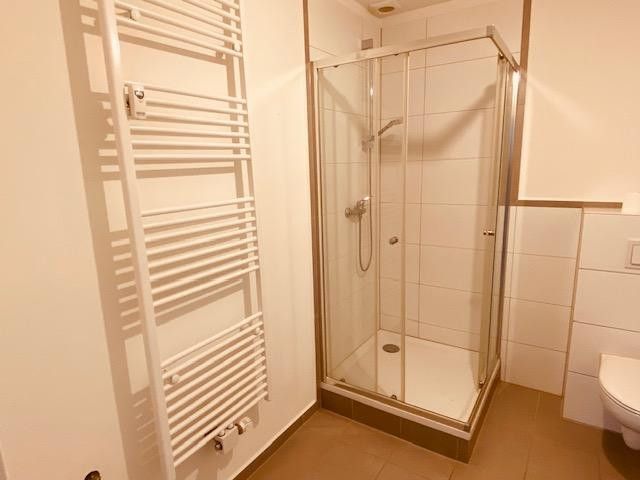 Apartment Studio in ruhiger Lage, möbliert, inklusive Einbauküche – Bad mit Dusche