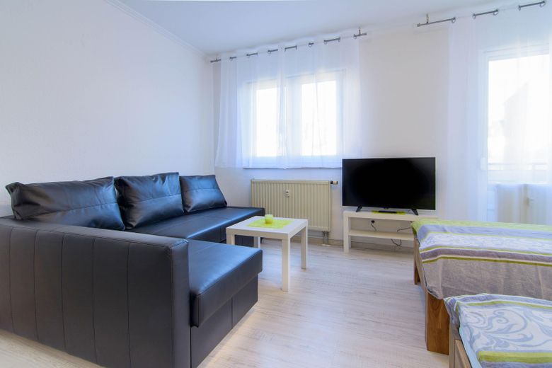 1 Zimmer Apartment komplett möbliert mit Balkon und Badewanne – Foto 2