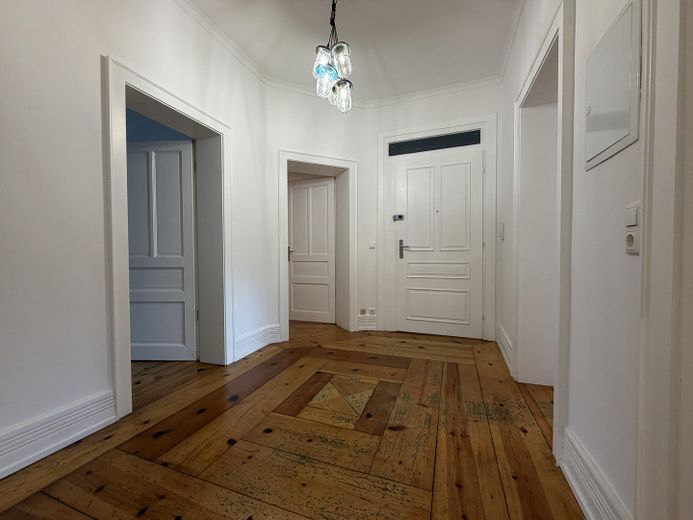 Appartement ancien de 3,5 pièces dans le Nordend avec balcon, cuisine équipée et plafonds de 3 m de hauteur – Flurbereich