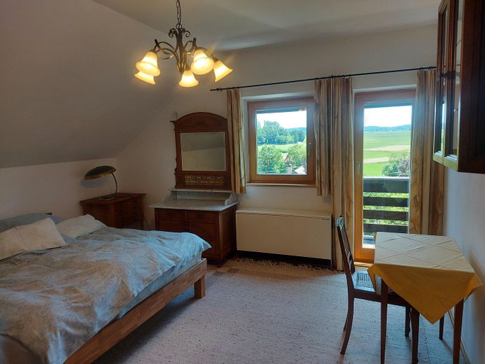 Beautiful single-family house with a very large garden – Schlafzimmer 2