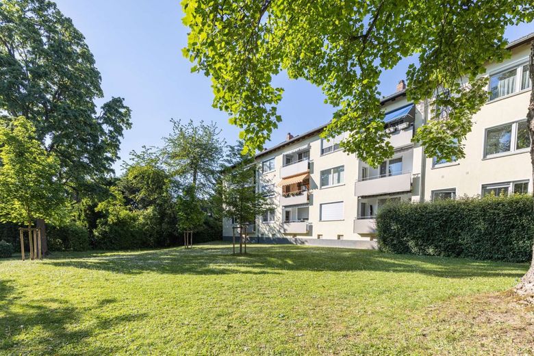 Vermietete 3-Zimmer-Wohnung mit Südwest-Balkon in Frankfurt-Ginnheim – Blick auf die Balkone