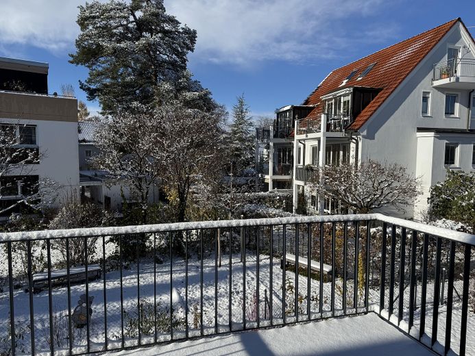 NEUWERTIGE VILLENWOHNUNG | SÜD/WEST | 2 BALKONE | GRÜNBLICK | EBK + MAẞ-EINBAUTEN + SMART HOME – Blick vom Westbalkon im Winter
