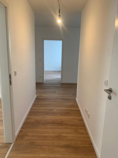 Erstbezug nach Sanierung: Helle 2,5-Zimmer-Wohnung mit Weitblick, Aufzug & TG in Heusenstamm – Flur