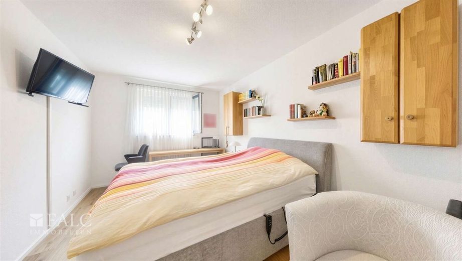 Moderne 4-Zimmer-Wohnung mit Balkon, Aufzug und Tiefgaragenstellplatz – Schlafzimmer