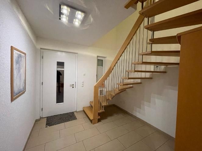 Haupteingang mit Holztreppe