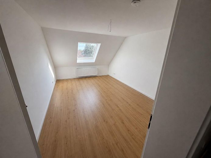 2-3 Zimmer Wohnungen: Erstbezug nach Kernsanierung – Moderne Wohnungen in zentraler Lage von Lehrte – Schlafzimmer DG links
