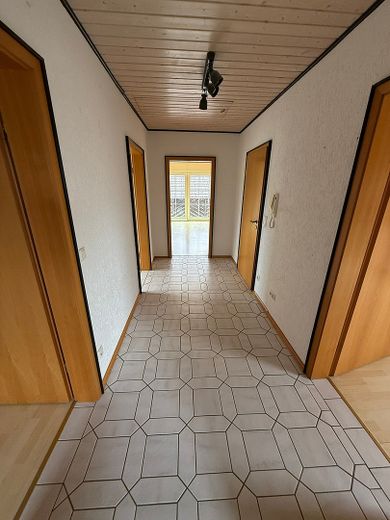 Gepflegtes Zweifamilienhaus mit freier Dachgeschosswohnung, großem Südgarten und Garage – Foto 20