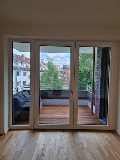 Absoluter Highlight! Urbaner Wohntraum mit Blick ins Grüne – Blick auf den Balkon