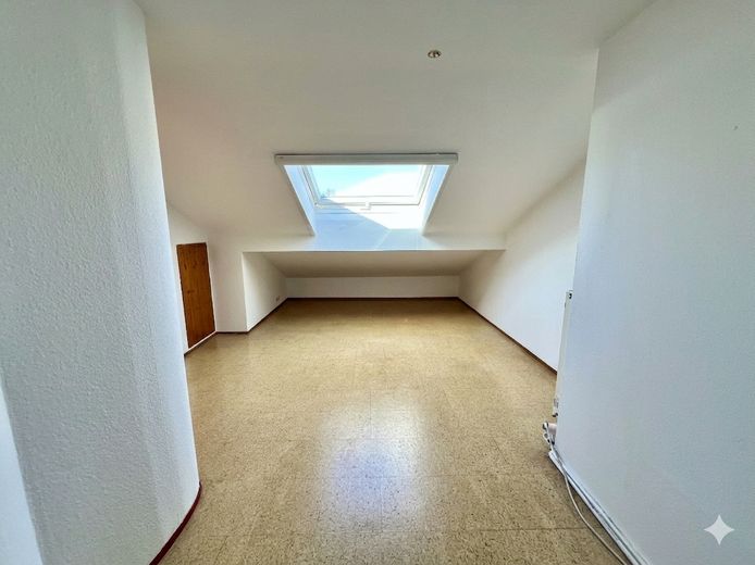 Helle Doppelhaushälfte mit großem Garten - frei ab Aug. 26 - ohne Provision – Dachzimmer
