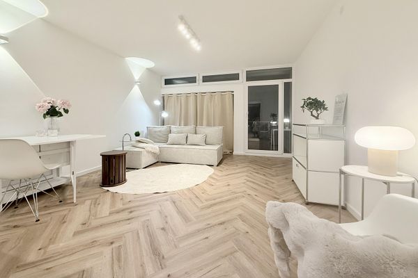 Hübsches, komplett saniertes App. mit Mini-Balkon, neu möbliert- frei ab sofort