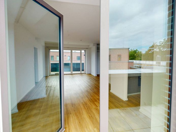 Wohntraum in Rissen: 3-Zimmer-Dachgeschosswohnung mit 2 Dachterrassen, eigenem Lift, EBK uvm. – Ansicht I: Wohn- und Esszimmer